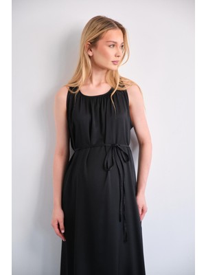 Busa Hamile Beli Bağcıklı Sıfır Kol Midi Boy Saten Elbise Siyah