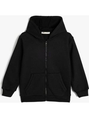 Koton Erkek Çocuk Siyah Sweatshirt Orta Kalınlıkta Cepsiz Tasarım 6 - 8 Yaş