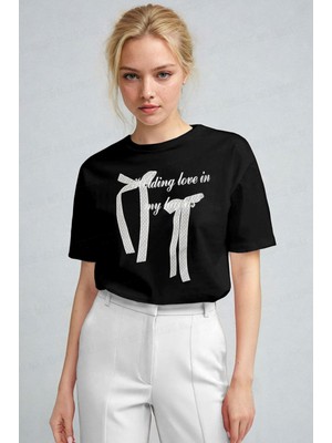 Kadın Siyah Kurdele Kabaran Dokulu Baskı Regular Fit Normal Kalıp T-Shirt