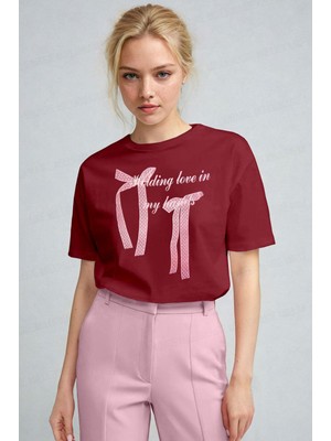 Kadın Bordo Kurdele Kabaran Dokulu Baskı Regular Fit Normal Kalıp T-Shirt