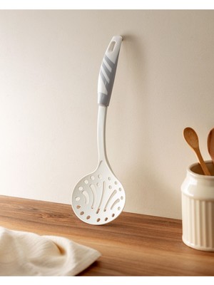 Madame Coco Chase Kevgir Kepçesi