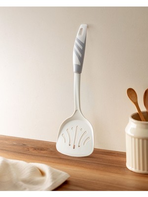 Madame Coco Chase Servis Spatula