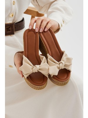 Bej Fiyonk Dolgu Topuk Kadın Terliği Topuklu Terlik