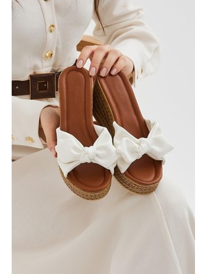 Moda Devrin Beyaz Dolgu Topuk Kadın Terlik Ayarlanabilir Fiyonk Tasarımıyla Günlük Kullanım İçin