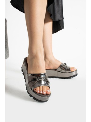 Platin Biye Dolgu Topuklu Kadın Terliği Yüksek Taban Terlik