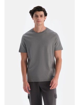Dagi Gri Erkek Ön Alt Baskı Detaylı Tişört
