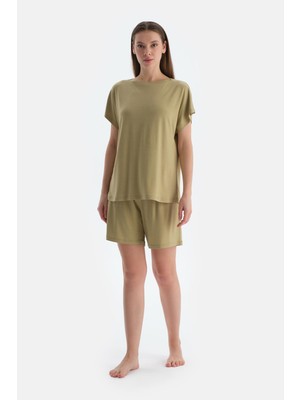 Yağ Yeşili Düşük Omuzlu Kısa Kollu Viskon Tişört Şort Pijama Takımı