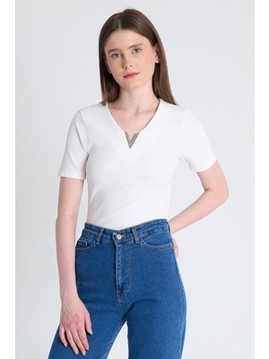 Beyaz V Yaka Aksesuar Detaylı Slim Fit Tişört 9206M