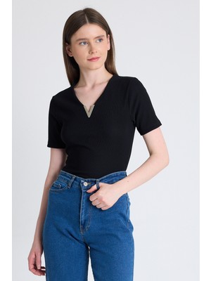 Siyah V Yaka Aksesuar Detaylı Slim Fit Tişört 9206M