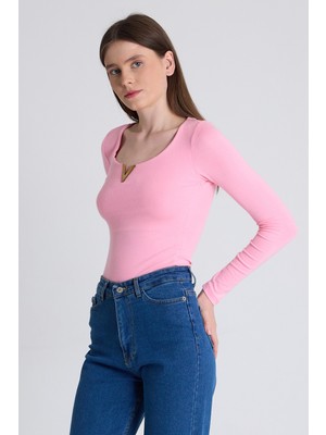 Pembe Viskoz/yumuşak Kumaş Aksesuarlı Parmak Geçme Detaylı Bluz 1476