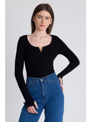 Siyah Viskoz/yumuşak Kumaş Aksesuarlı Parmak Geçme Detaylı Bluz 1476