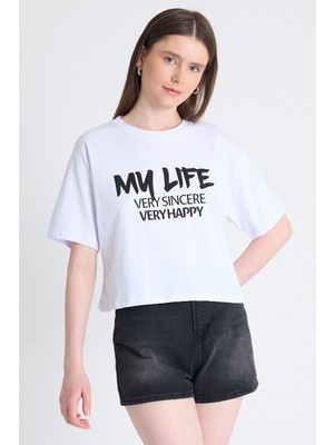Beyaz Yazı Baskılı %100 Pamuk Crop Tişört 9187M