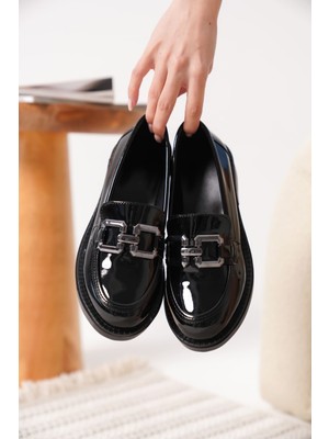 Caro Premium Kadın Rugan Siyah Gümüş Tokalı Loafer