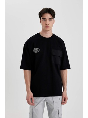 DeFacto Loose Fit Bisiklet Yaka Sırt Baskılı Cepli Kısa Kollu Tişört