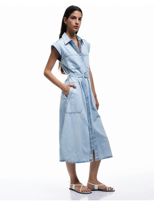 Koton Kolsuz Gömlek Yaka Cep Detaylı Kemerli Midi Boy Denim Elbise