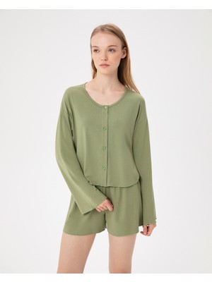 Ayma Active Kadın Açık Yeşil Volanlı Pijama Üstü - EcoVero™ Viskoz, Düğmeli, Geniş Yaka, Half-Crop, Manşet ve Etek Volanlı