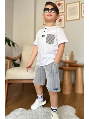 Erkek Çocuk Kapak Cepli Düğme Detaylı Beyaz T-Shirt Çizgili Ip Detaylı Şortlu Takım