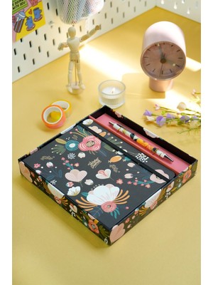 Victoria's Journals Kutulu Set, Sert Kapak Defter A5 100 Gr. Ivory, Çizgili. Lastikli ve Metal Gövdeli Tükenmez Kalem.