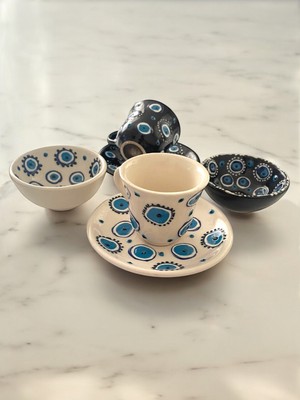 Dekoratif 2 Kişilik Siyah ve Beyaz Şık Lale Çini Tasarımlı Tamamen El Yapımı Kahve Fincanı ve 10 cm Sosluk