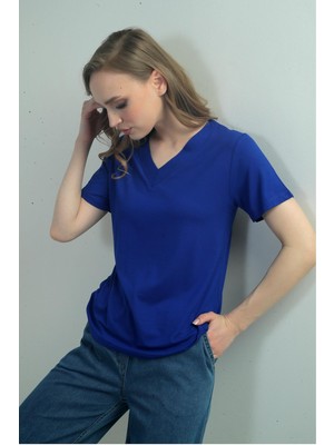 Kadın V Yaka Yırtmaçlı Kısa Kol Bluz