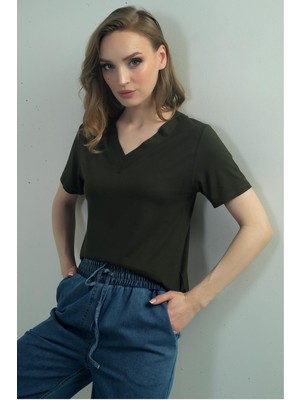 Kadın V Yaka Yırtmaçlı Kısa Kol Bluz