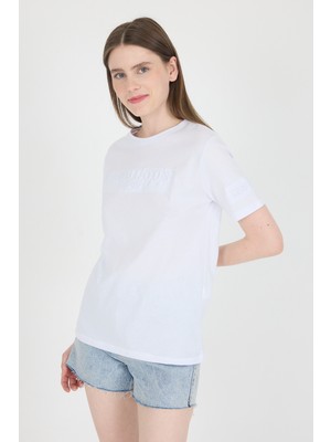 Beyaz Kabartma Yazılı Relaxed Fit Tişört 25209