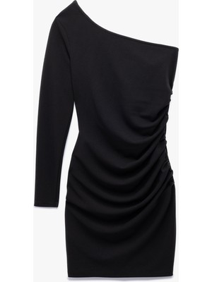 Koton Krep Scuba Kumaş Drape Detaylı Uzun Kollu Tek Omuz Mini Elbise