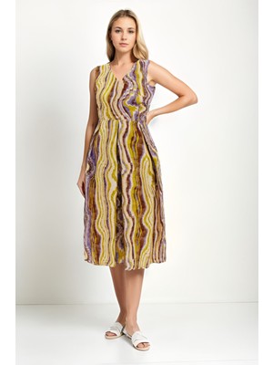 Kendinden Desenli V Yaka Pileli Elbise