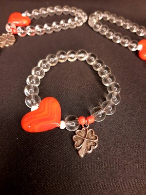 "şans Sembolü Dört Yapraklı Yonca ve Kırmızı Kalp Detaylı Cam Boncuk Bileklik"