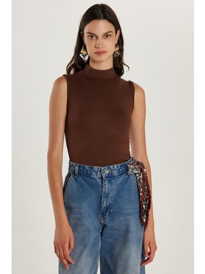 Kadın Regular Fit Klasik Kesim Viskon Kumaş Balıkçı Yaka Sıfır Kol Kahverengi Bluz