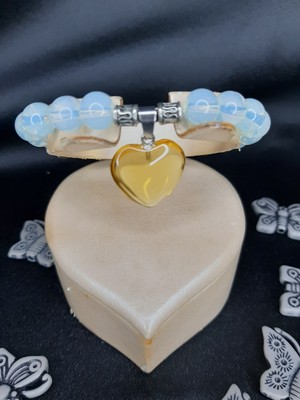 El Yapımı Opal Görünümlü Boncuklu Bileklik – Sarı Kalp Charm Detaylı