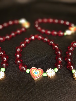 Kalpli ve Çiçekli Toz Kehribar Boncuklu Bileklik Renkli Tasarım, Metal Detaylı