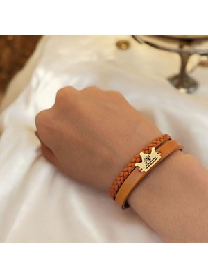 Archin Şans Temalı Kahverengi Derili Taç Motifli 14 Ayar Altın Plakalı Hediye Bileklik-467SEMBOL