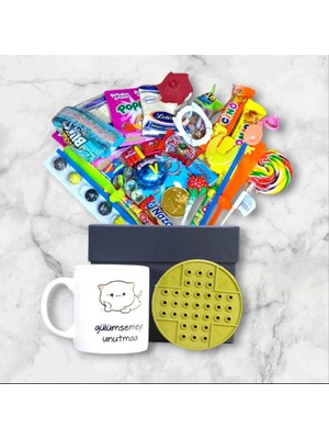 Nostaljik Lezzetler Geçmişe Açılan Siyah Hediye Kutusu ve Gülümsemeyi Unutma Baskılı Kupa Bardak