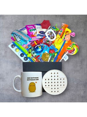 Nostaljik Lezzetler Dün Bugün Gibi! Hediyelerle Dolu Siyah Hediye Kutusu ve Seni Seviyorum Biliyorsun Dimi Yazılı Kupa Bardak