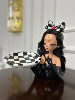 Tepsili Siyah Kareli Kız , Damalı Tepsili Kız Biblo 23X14CM