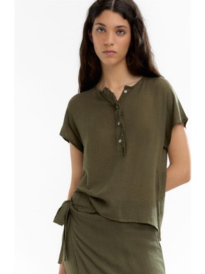 Düğmeli ve Püsküllü Keten Karışımlı T-Shirt