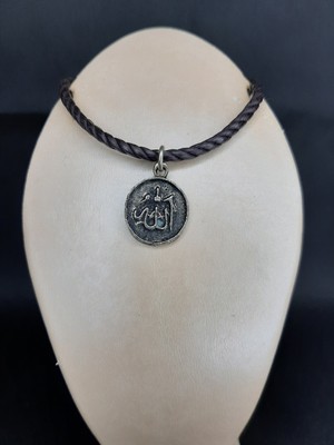 Allah Yazılı Unisex Bileklik – Ayarlanabilir Metal Madalyonlu Tasarım