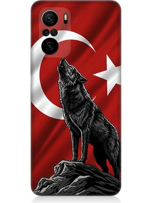 Xiaomi Poco F3 Uyumlu Bayrak Önünde Uluyan Kurt  Desenli Silikon Kılıf