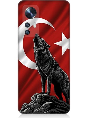 Xiaomi Mi 12 Uyumlu Bayrak Önünde Uluyan Kurt  Desenli Silikon Kılıf