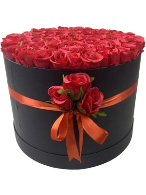 Siyah Silindir Kutuda Yapay Gül, Şık ve Kaliteli Çiçek Dekoru