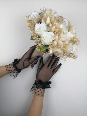 Beyaz Güllü Pamuk Otlu Gelin Buketi ve Siyah Fiyonklu Eldiven Takımı