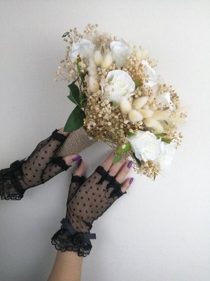 Beyaz Güllü Pamuk Otlu Gelin Buketi ve Siyah Eldiven Takımı