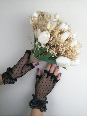 Renkli Çiçek ve Siyah Eldiven Takımı, Zarif ve Şık Kombinasyon