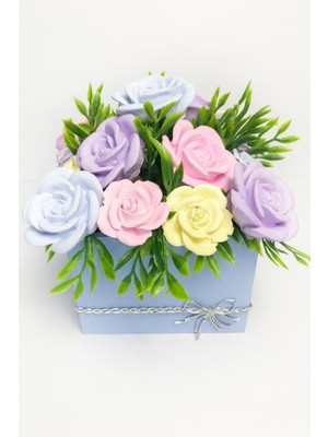 Renkli Güllerle Kokulu Taş Aranjmanı, Şık ve Canlandırıcı Dekorasyon Parçası