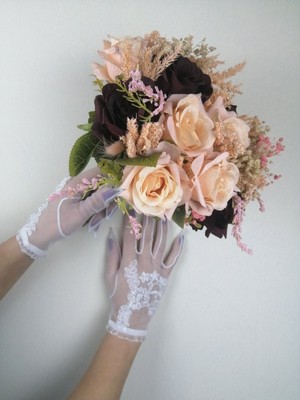 Renkli Gelin Çiçeği ve Beyaz Eldiven Takımı, Şık ve Zarif Düğün Aksesuarı