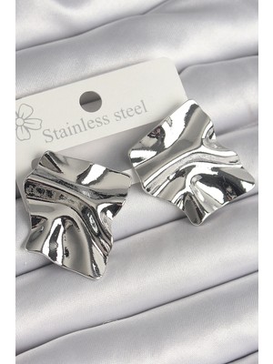 Pirinç Gümüş Renk Işlemeli Kare Plaka Model Kadın Küpe