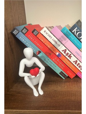 Beyaz Iskandinav Tarzı Kalp Tutan Aşık Biblo, Şıklık ve Sevgi Simgesi