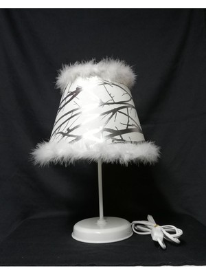 Krem Tüylü Gümüş Abajur, Şık ve Rahat Yatak Odası Dekoru Için Ideal Seçim