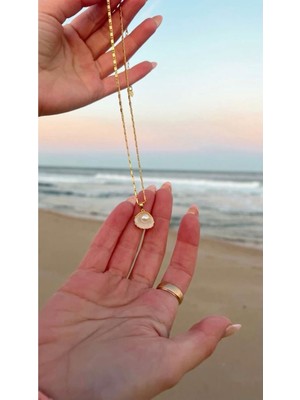 Fiamoss Incili Istiridye Kolye Gold Renkli Kadınlar İçin Zarif Tasarım ve Kaliteli Malzemelerle Üretildi